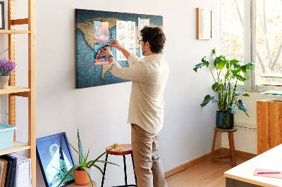 Korktafel mit Motiv einer antiken Weltkarte mit Kompass