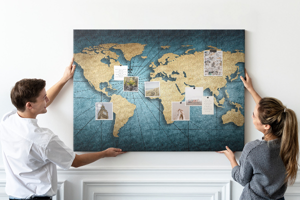 Korktafel mit Motiv einer antiken Weltkarte mit Kompass
