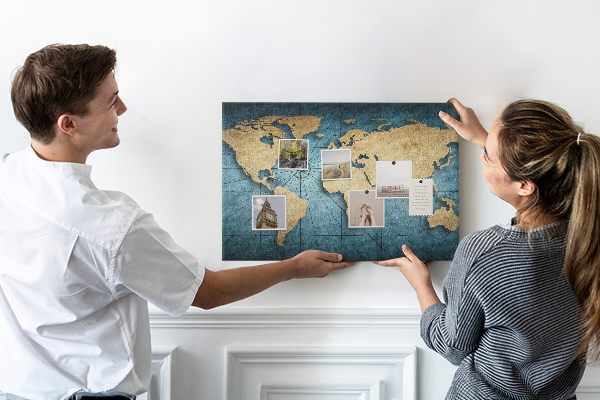 Korktafel mit Motiv einer antiken Weltkarte mit Kompass