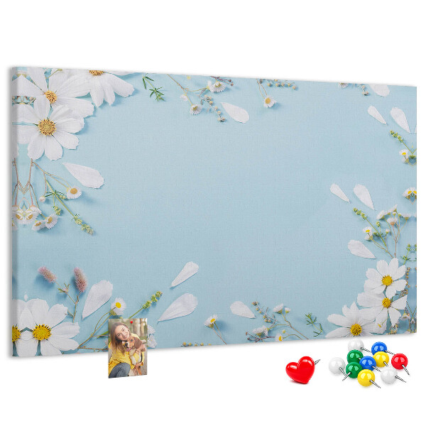 Kork-Pinnwand mit Blumenmuster auf hellblauem Hintergrund