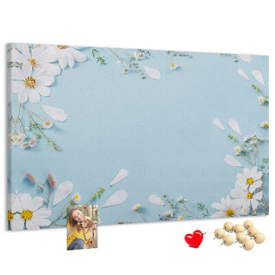 Kork-Pinnwand mit Blumenmuster auf hellblauem Hintergrund