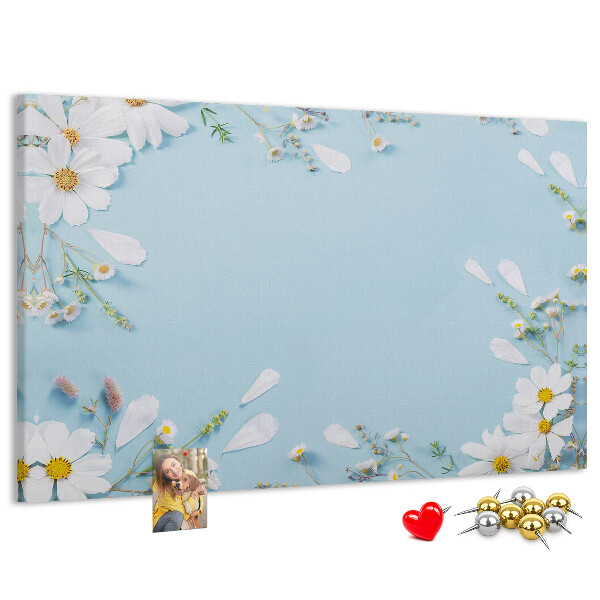 Kork-Pinnwand mit Blumenmuster auf hellblauem Hintergrund