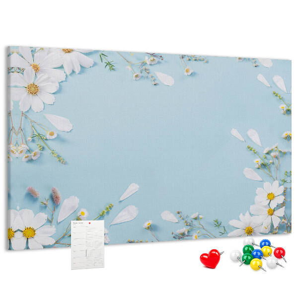 Kork-Pinnwand mit Blumenmuster auf hellblauem Hintergrund