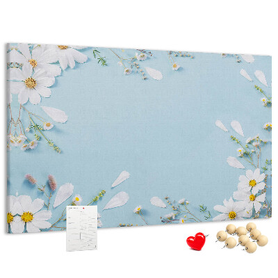 Kork-Pinnwand mit Blumenmuster auf hellblauem Hintergrund