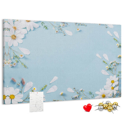 Kork-Pinnwand mit Blumenmuster auf hellblauem Hintergrund