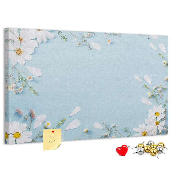 Kork-Pinnwand mit Blumenmuster auf hellblauem Hintergrund
