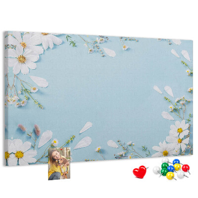 Kork-Pinnwand mit Blumenmuster auf hellblauem Hintergrund