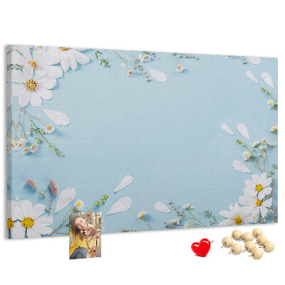 Kork-Pinnwand mit Blumenmuster auf hellblauem Hintergrund