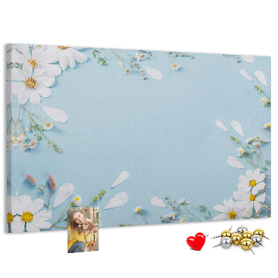 Kork-Pinnwand mit Blumenmuster auf hellblauem Hintergrund