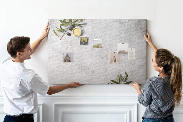 Korkbild mit natürlichen Akzenten auf grauem Hintergrund