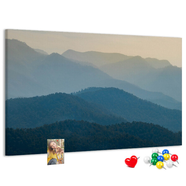 Korktafel mit Motiv Berglandschaft in zarten Farbtönen