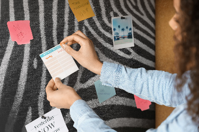 Korkbild mit Motiv von schwarz-weißen Zebrastreifen