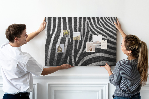 Korkbild mit Motiv von schwarz-weißen Zebrastreifen