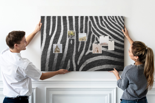 Korkbild mit Motiv von schwarz-weißen Zebrastreifen