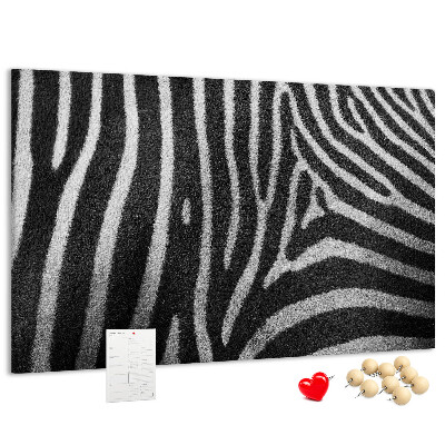Korkbild mit Motiv von schwarz-weißen Zebrastreifen