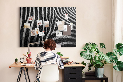 Korkbild mit Motiv von schwarz-weißen Zebrastreifen