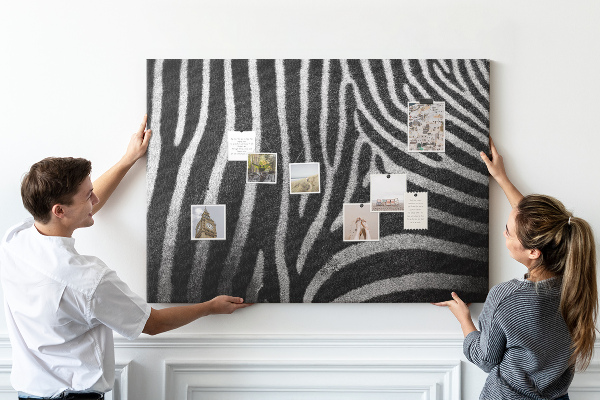 Korkbild mit Motiv von schwarz-weißen Zebrastreifen