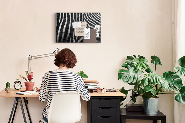 Korkbild mit Motiv von schwarz-weißen Zebrastreifen