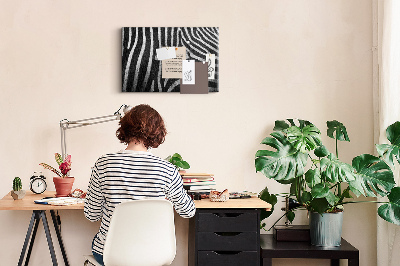 Korkbild mit Motiv von schwarz-weißen Zebrastreifen