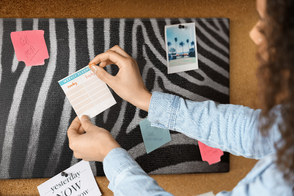Korkbild mit Motiv von schwarz-weißen Zebrastreifen