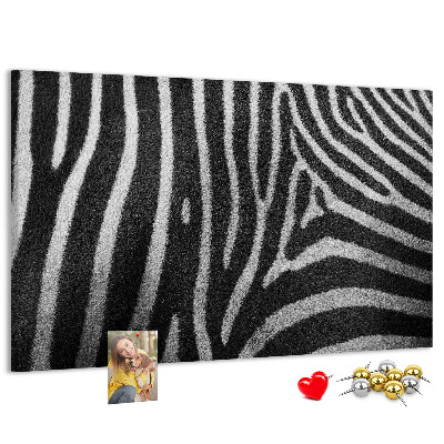 Korkbild mit Motiv von schwarz-weißen Zebrastreifen