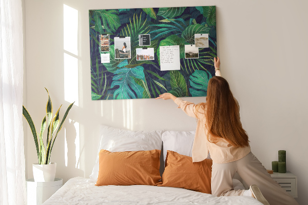 Bild mit Korkrückwand tropische Blätter auf dunklem Hintergrund