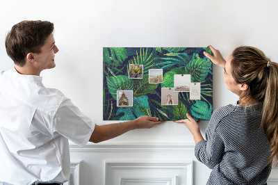 Bild mit Korkrückwand tropische Blätter auf dunklem Hintergrund