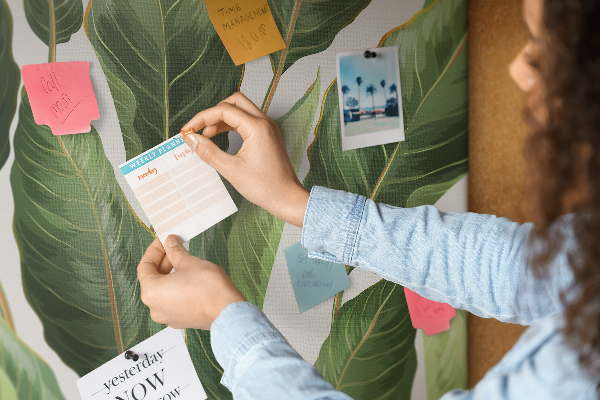 Korktafel mit Motiv tropische Blätter in Grüntönen