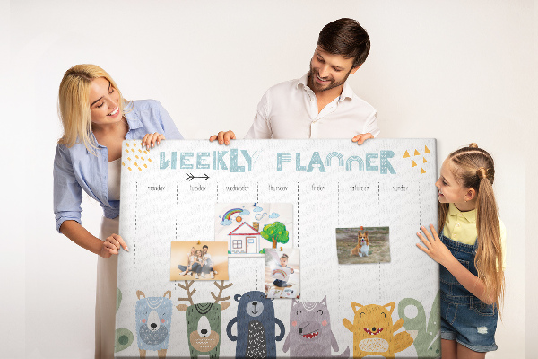 Bunter Wochenplaner mit Tieren als Korkbild