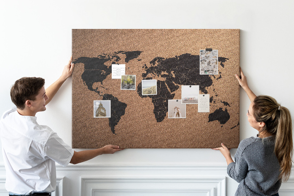 Korktafel in Form einer Weltkarte