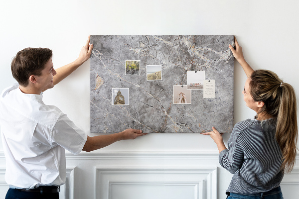 Bild mit Korkrückwand elegantes Muster aus geädertem grauem Marmor