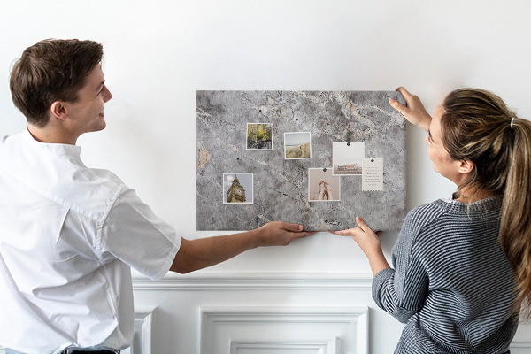 Bild mit Korkrückwand elegantes Muster aus geädertem grauem Marmor
