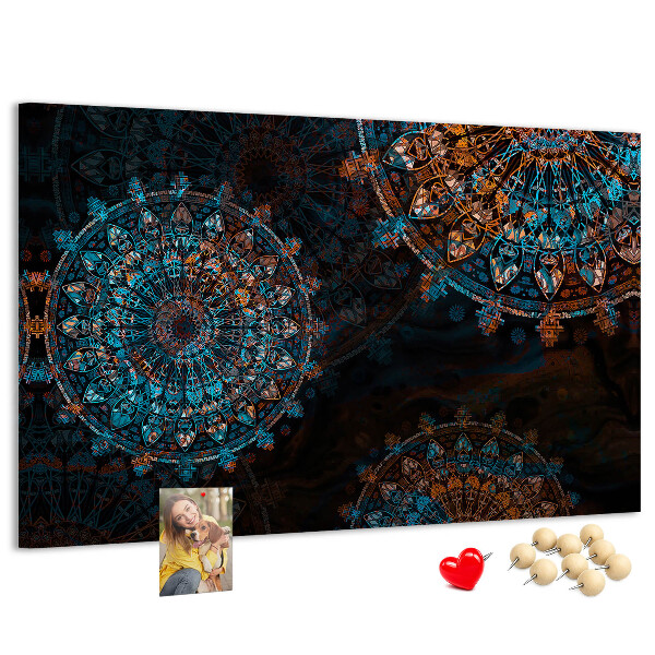 Kork-Pinnwand mit Motiv komplexer Mandalas in Blau- und Brauntönen