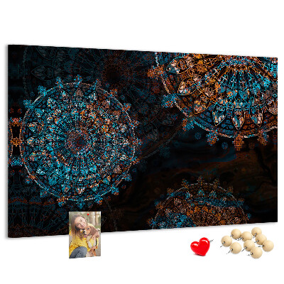 Kork-Pinnwand mit Motiv komplexer Mandalas in Blau- und Brauntönen