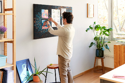 Kork-Pinnwand mit Motiv komplexer Mandalas in Blau- und Brauntönen