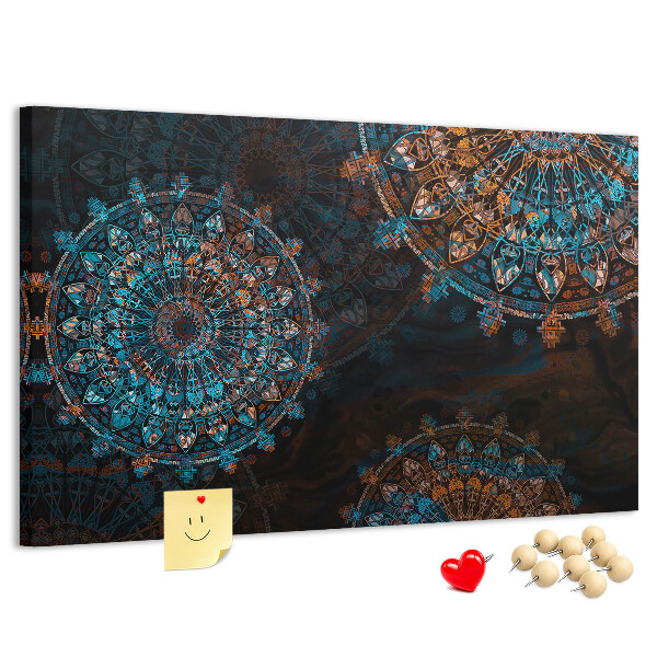 Kork-Pinnwand mit Motiv komplexer Mandalas in Blau- und Brauntönen
