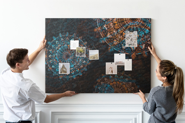 Kork-Pinnwand mit Motiv komplexer Mandalas in Blau- und Brauntönen