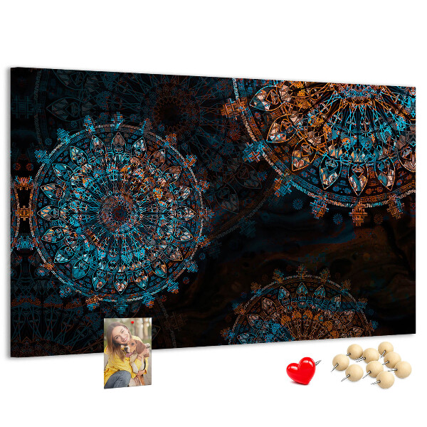 Kork-Pinnwand mit Motiv komplexer Mandalas in Blau- und Brauntönen