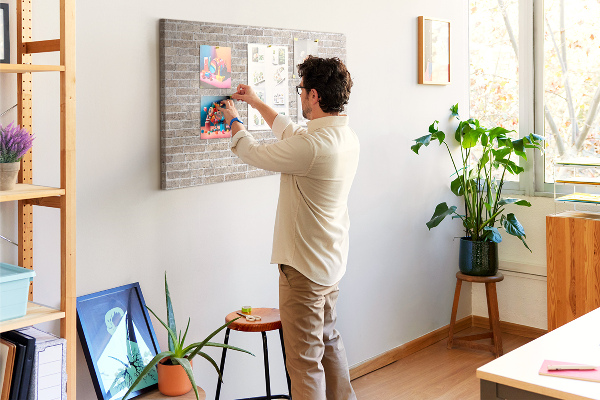 Bild mit Korkrückwand stilvolle Backsteinwand in neutralen Farbtönen