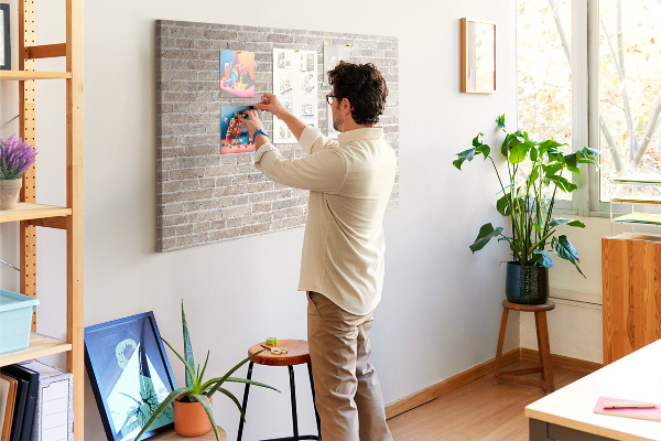 Bild mit Korkrückwand stilvolle Backsteinwand in neutralen Farbtönen