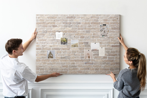 Bild mit Korkrückwand stilvolle Backsteinwand in neutralen Farbtönen