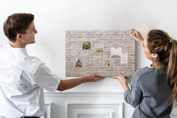 Bild mit Korkrückwand stilvolle Backsteinwand in neutralen Farbtönen