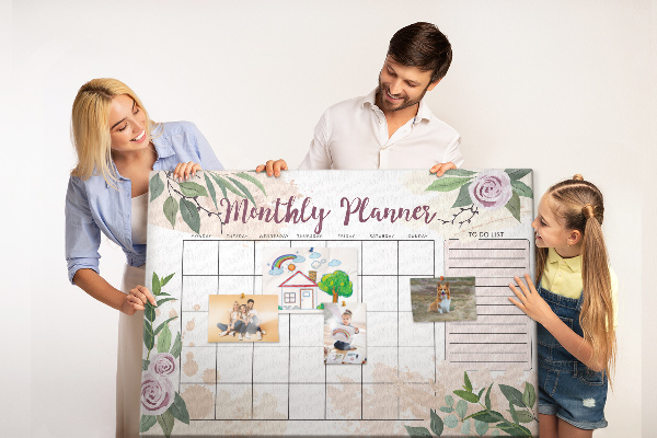 Korktafel mit floralem Monatskalender-Design