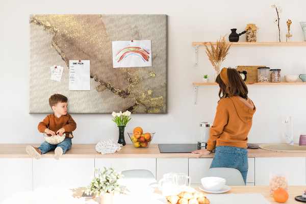 Abstrakte Landschaft mit goldenen Akzenten auf Korkrückwand