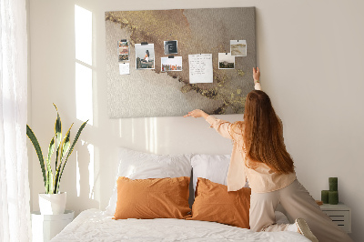 Abstrakte Landschaft mit goldenen Akzenten auf Korkrückwand