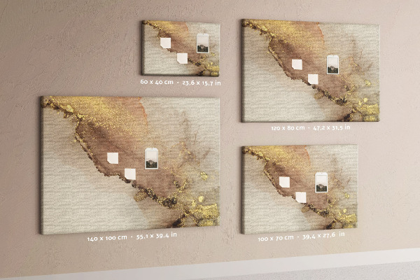 Abstrakte Landschaft mit goldenen Akzenten auf Korkrückwand