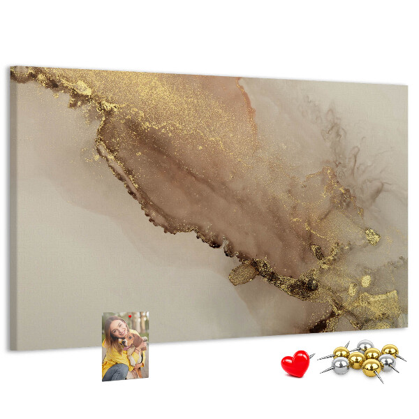 Abstrakte Landschaft mit goldenen Akzenten auf Korkrückwand