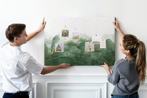 Bilder mit Korkrückwand goldene Akzente auf grünen Blättern