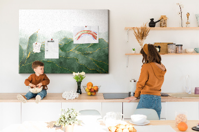 Bilder mit Korkrückwand goldene Akzente auf grünen Blättern