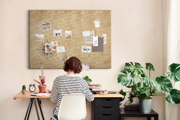 Korktafel mit Motiv einer antiken Karte und Kompass